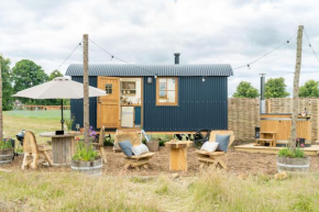 Kite hut with hot tub in Hampshire